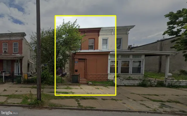 a view of a house with a small yard and plants