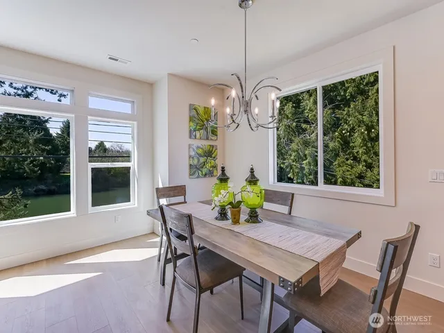 $989,000 | 11624 42nd Avenue South, Tukwila, WA 98168