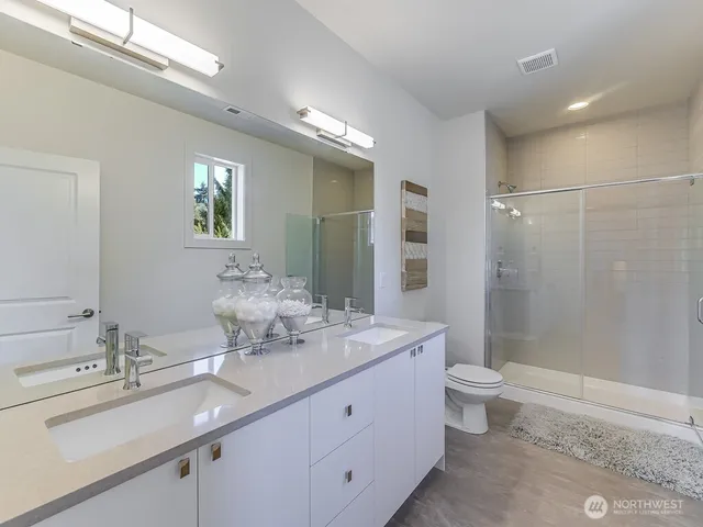 $989,000 | 11624 42nd Avenue South, Tukwila, WA 98168