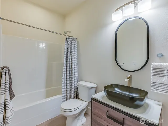 $989,000 | 11624 42nd Avenue South, Tukwila, WA 98168