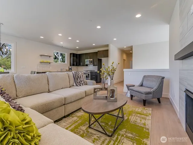 $989,000 | 11624 42nd Avenue South, Tukwila, WA 98168