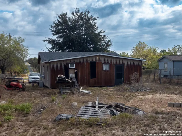 a view of a house with backyard