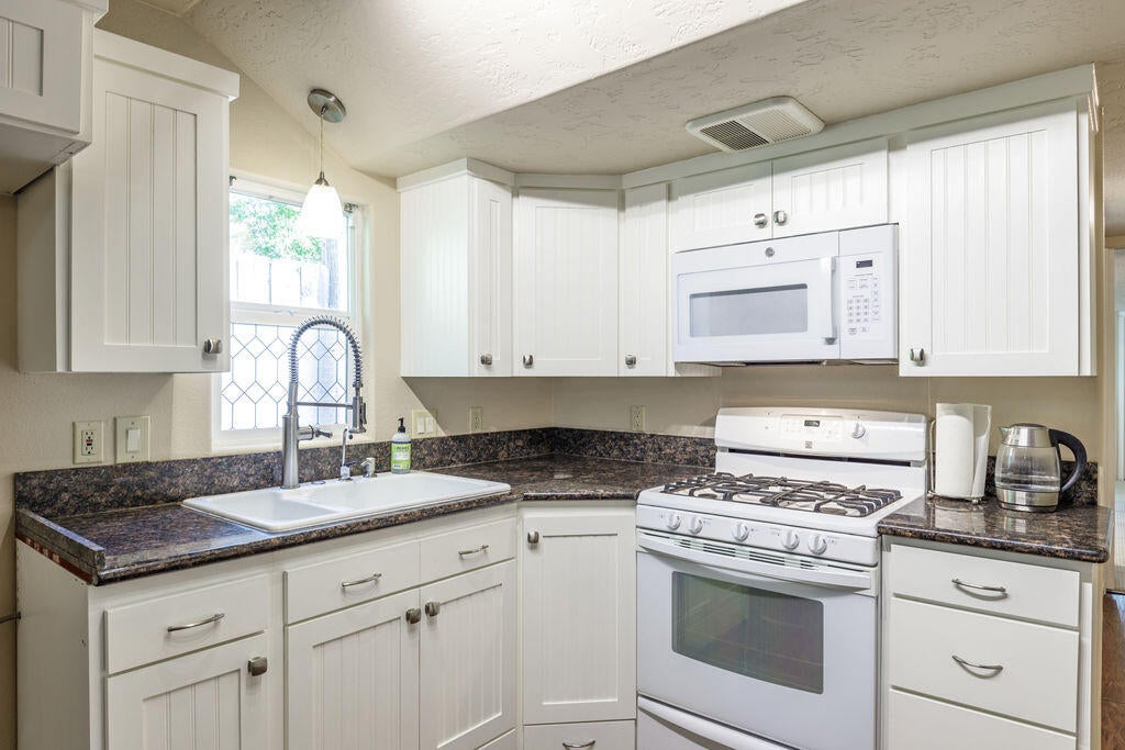 181 Upper Applegate Road, Unit 7 Jacksonville, OR 97530 - Photo 3 of 22 Upgraded kitchen with soft close drawers and propane gas range/oven
