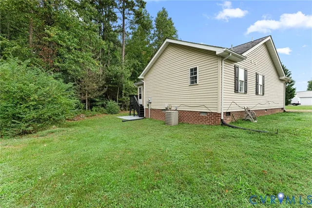 a view of a house with backyard