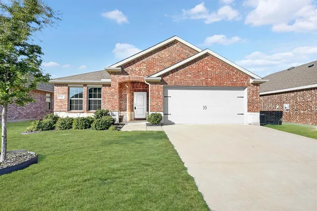 a view of a house with backyard and garden
