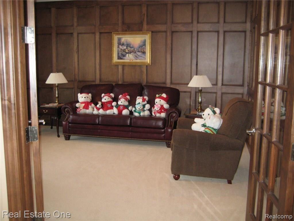 2719 Heights View Court Rochester, MI 48306 - Photo 7 of 41 library.JPG