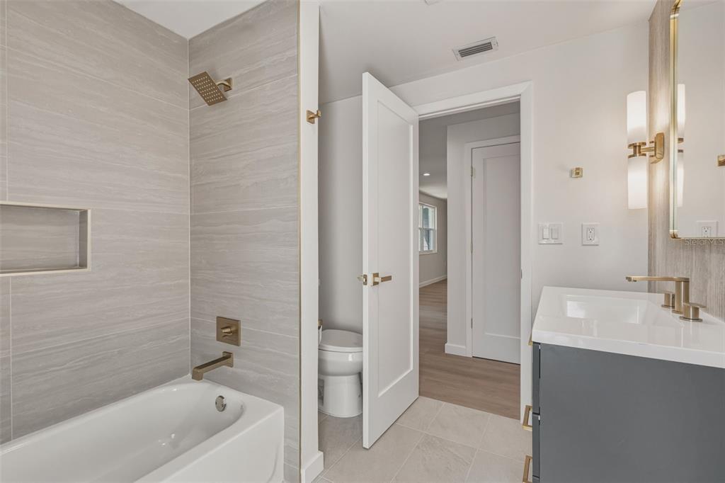 1330 Horizon Road Venice, FL 34293 - Photo 29 of 40 a bathroom with a tub a sink and mirror