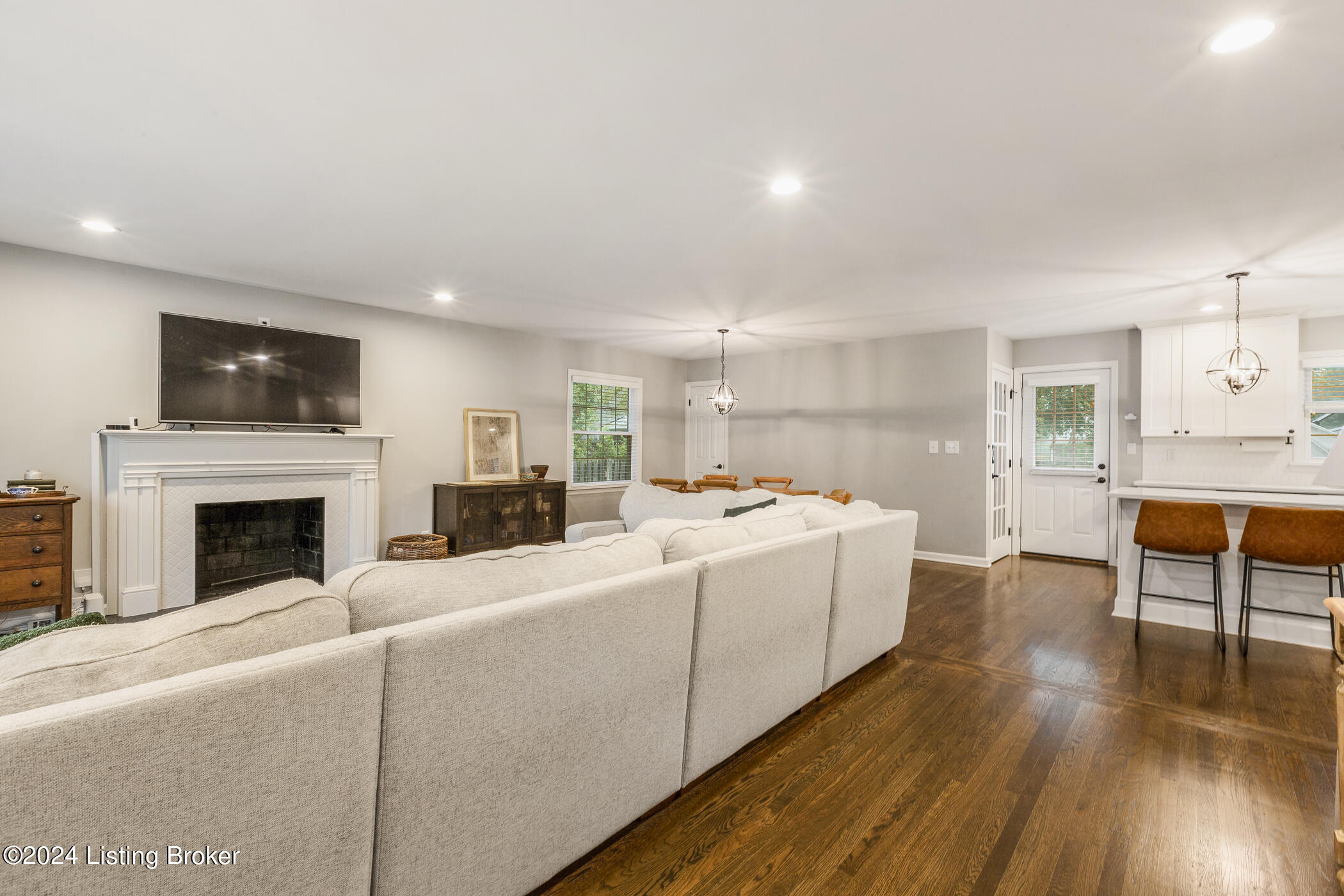 1928 Buttonwood Road Louisville, KY 40222 - Photo 11 of 46 Living room