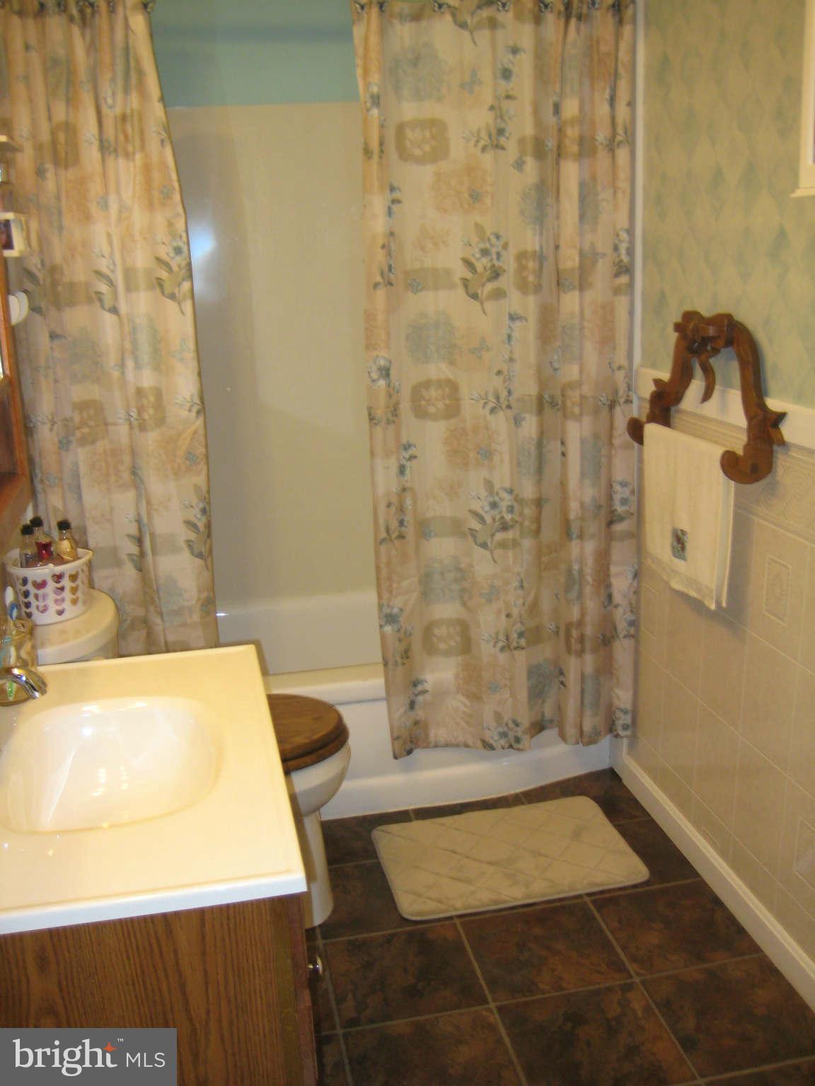 1780 Melbourne Road Baltimore, MD 21222 - Photo 22 of 25 a bathroom with a bathtub
