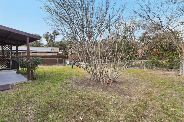 a view of a yard with a house