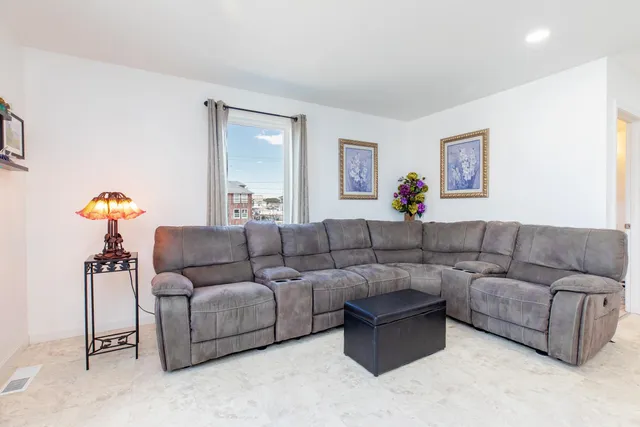 $675,000 | 3 Perkins Avenue, Unit 1, Hampton, NH 03842