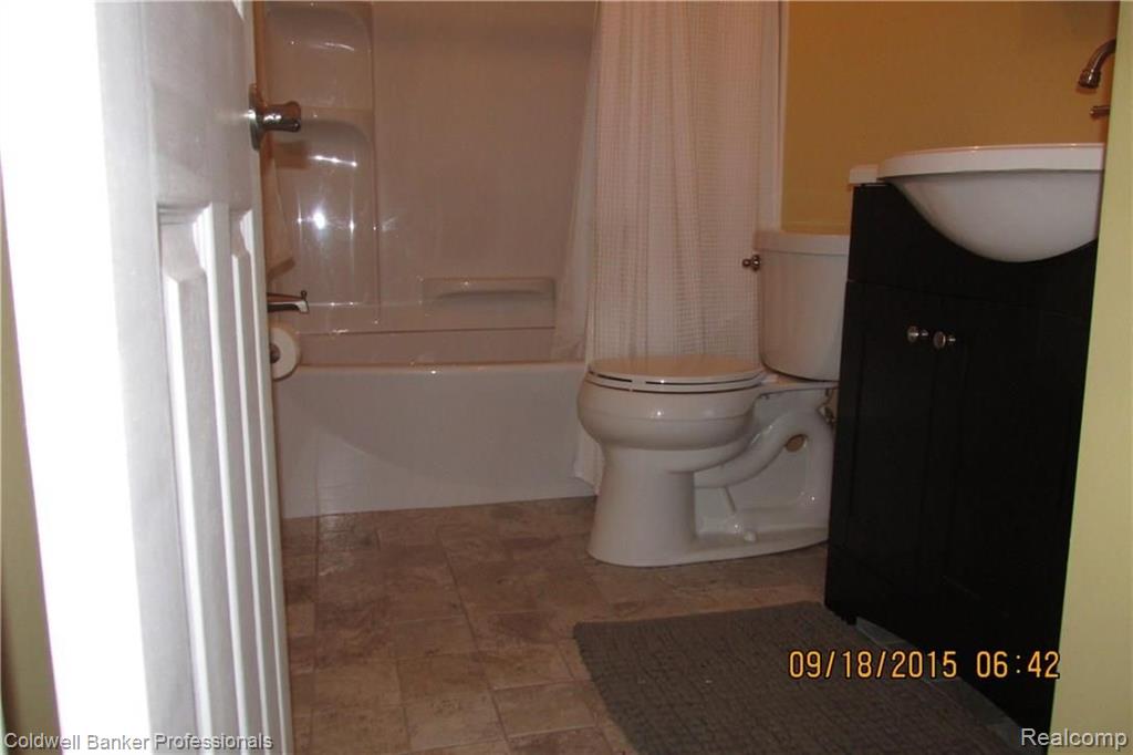 17241 Rougeway Street Livonia, MI 48152 - Photo 17 of 32