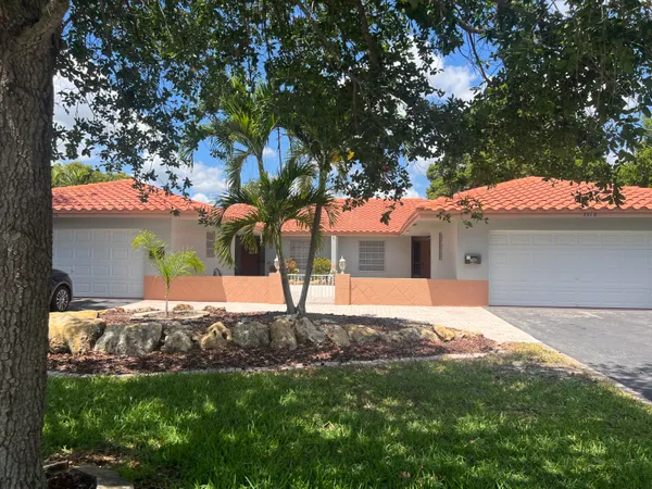 a view of a house with a yard