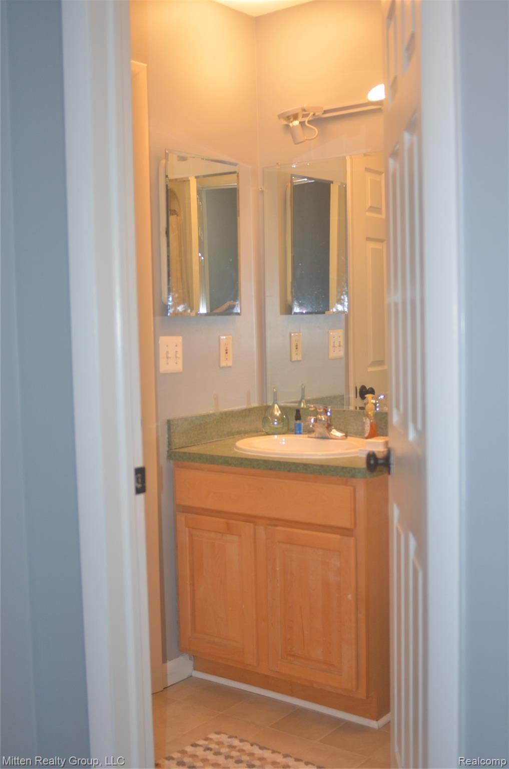932 Hadley Road Rochester, MI 48307 - Photo 17 of 25 17.JPG