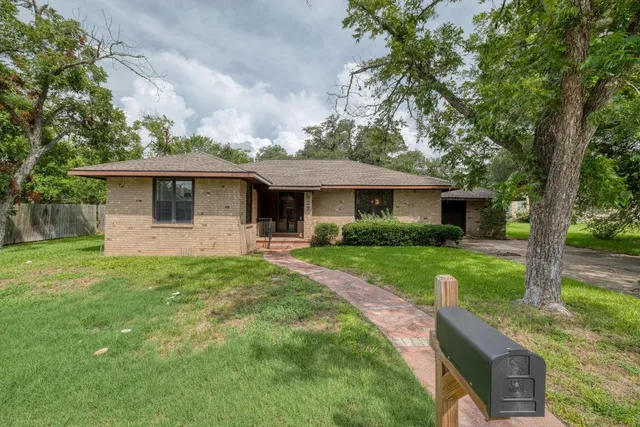 $275,000 | 927 East Walnut Street, La Grange, TX 78945