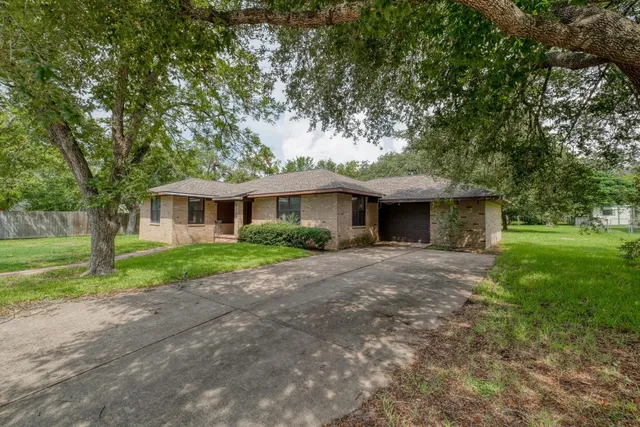$275,000 | 927 East Walnut Street, La Grange, TX 78945