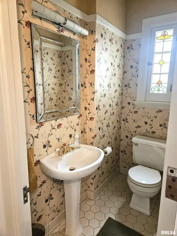 $375,000 | 237 Park Ln Drive, Galesburg, IL 61401