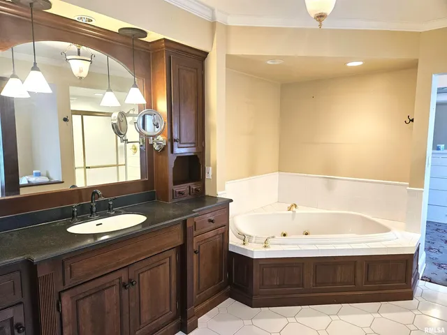 $375,000 | 237 Park Ln Drive, Galesburg, IL 61401