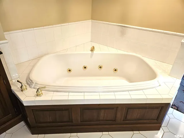 $375,000 | 237 Park Ln Drive, Galesburg, IL 61401