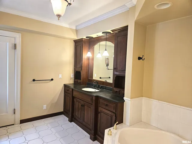 $375,000 | 237 Park Ln Drive, Galesburg, IL 61401