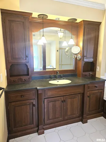 $375,000 | 237 Park Ln Drive, Galesburg, IL 61401