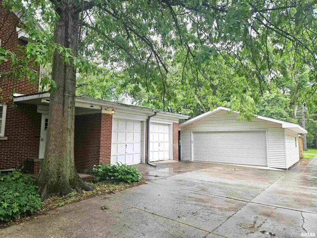 $375,000 | 237 Park Ln Drive, Galesburg, IL 61401