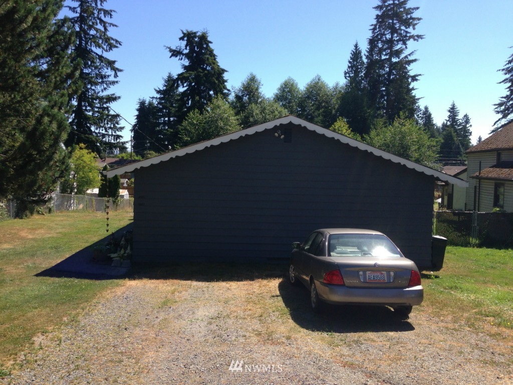 6617 Tyee Road Everett, WA 98203 - Photo 2 of 3 a side view of a car park