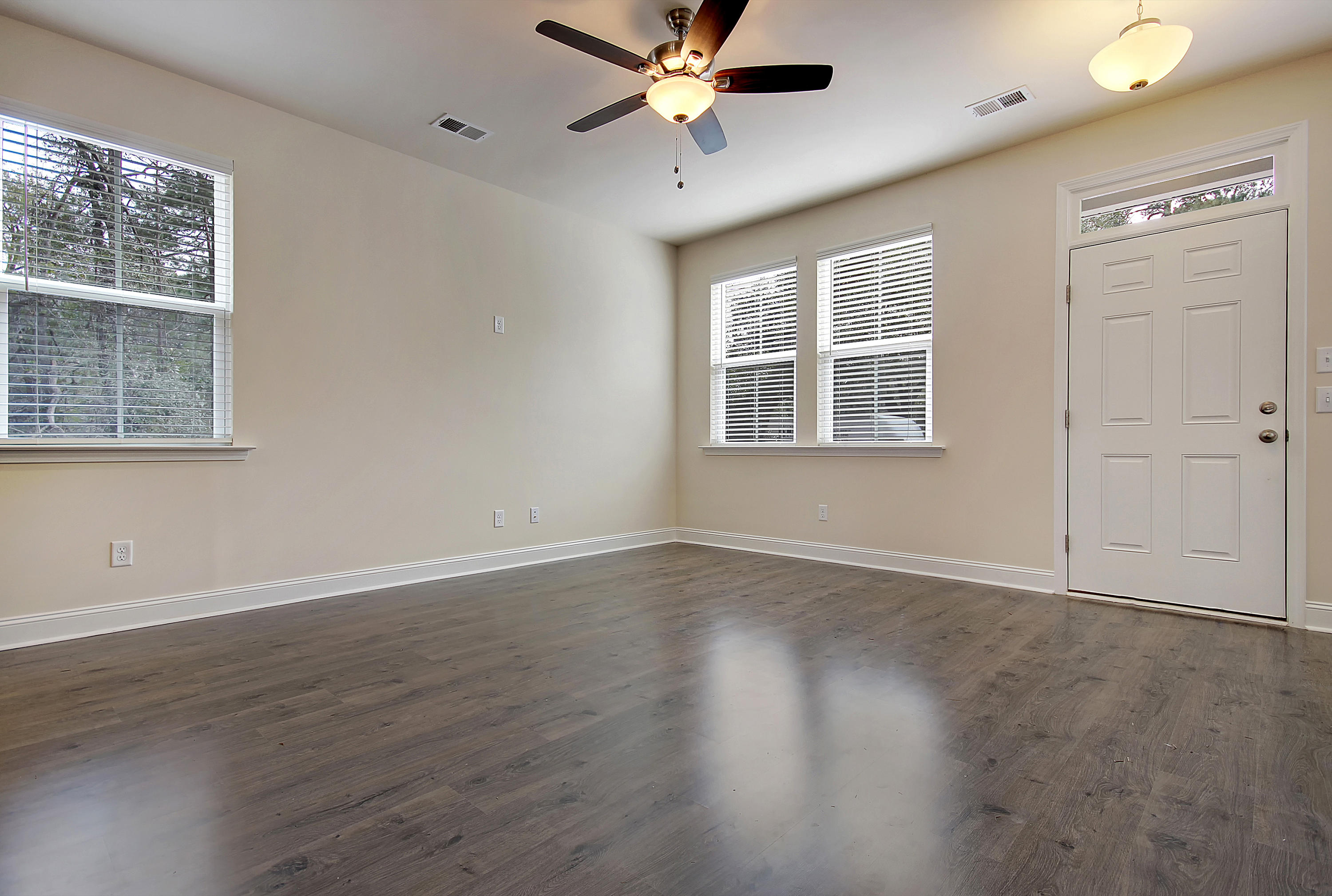 7759 Montview Road North Charleston, SC 29418 - Photo 3 of 31 Living Room