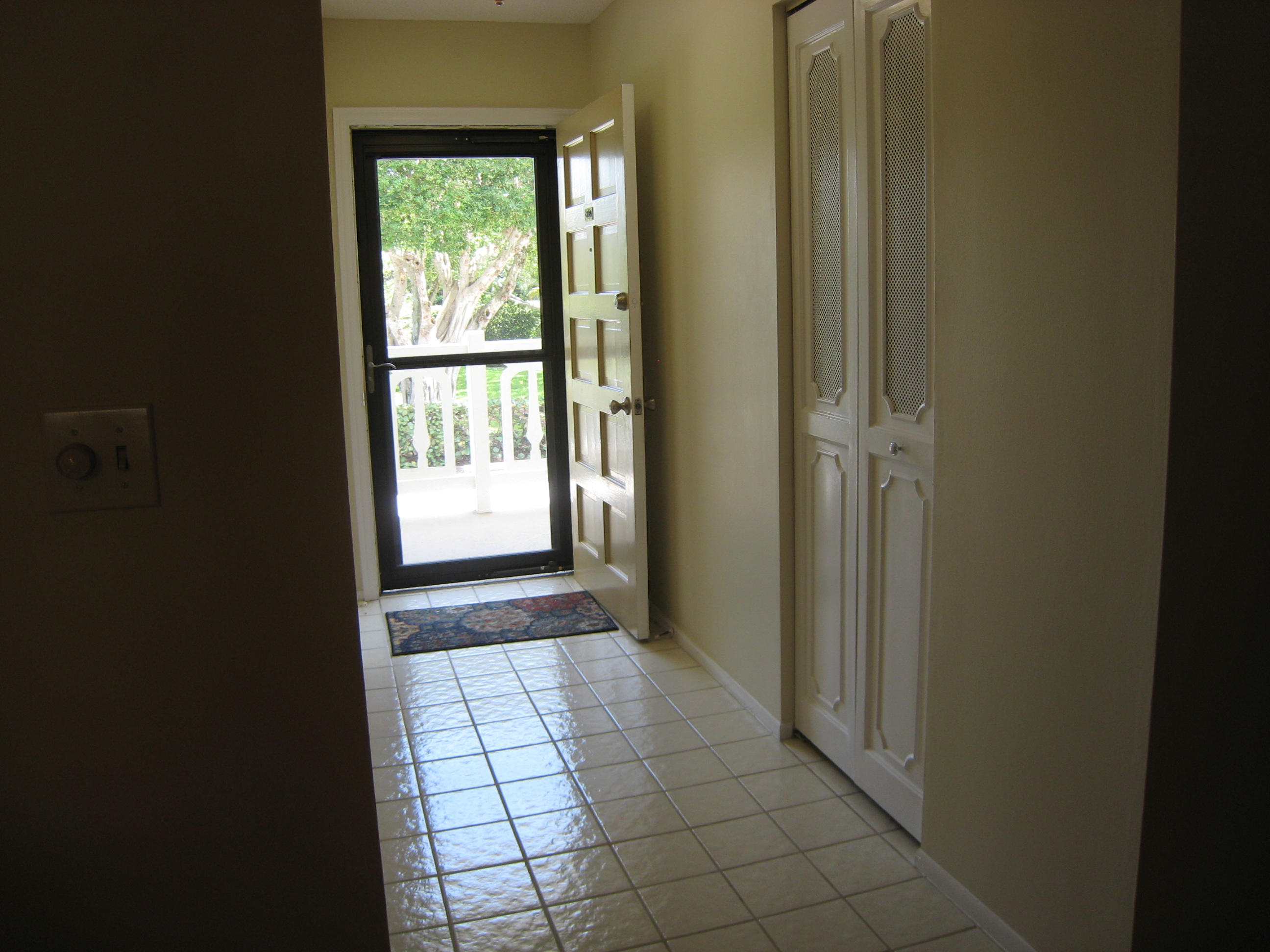 304 Golfview Road, Unit 203 North Palm Beach, FL 33408 - Photo 5 of 29 entry foyer 4780