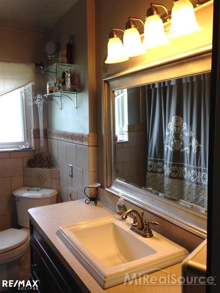 18 Inches Street Mount Clemens, MI 48043 - Photo 14 of 26 31279125-13.JPG
