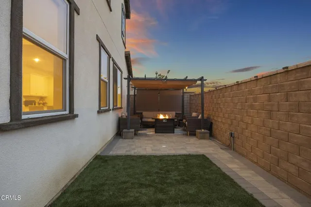 a view of a back yard