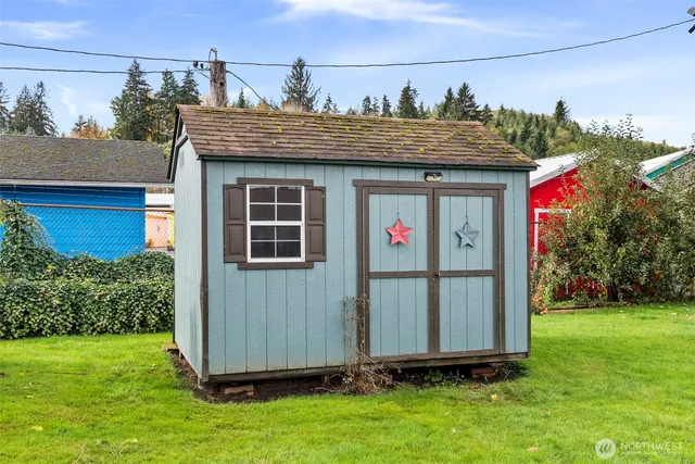 a view of a yard with plants and trees