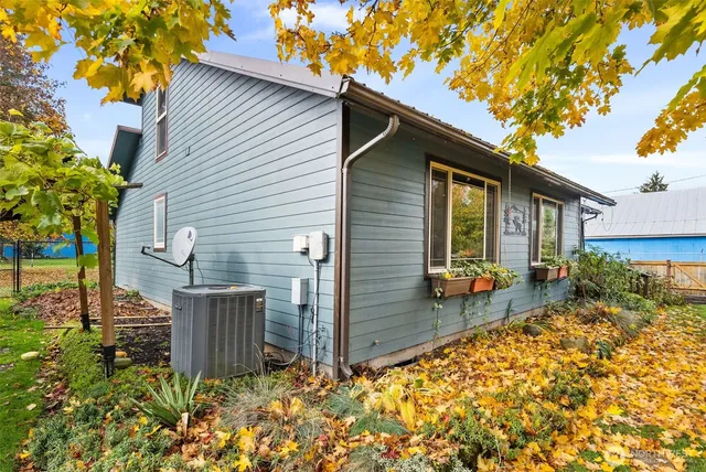 $420,000 | 998 SR 6, Raymond, WA 98577