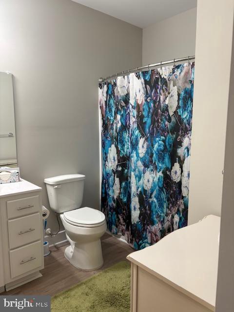 30609 Cedar Neck Road, Unit 3109 Ocean View, DE 19970 - Photo 25 of 44 a bathroom with a toilet and a shower curtain