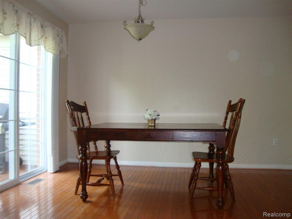 49021 Hawksburry Road Canton, MI 48188 - Photo 6 of 15 DSC02979.JPG