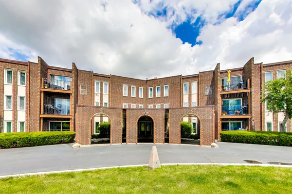 $235,000 | 1575 Sandpebble Drive, Unit 104, Wheeling, IL 60090