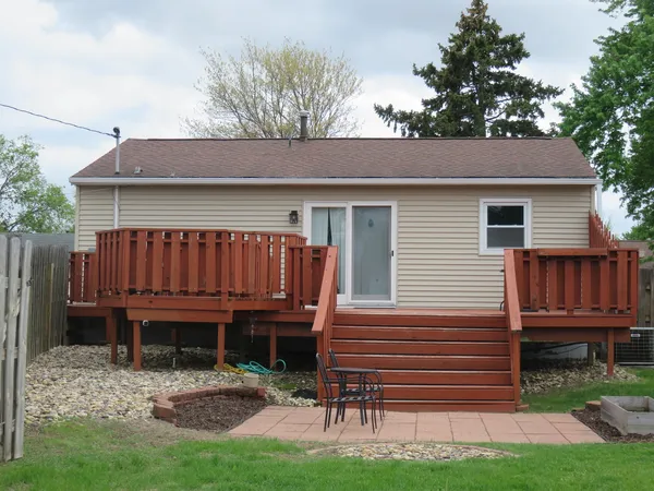 $229,000 | 606 14th Place, Camanche, IA 52730