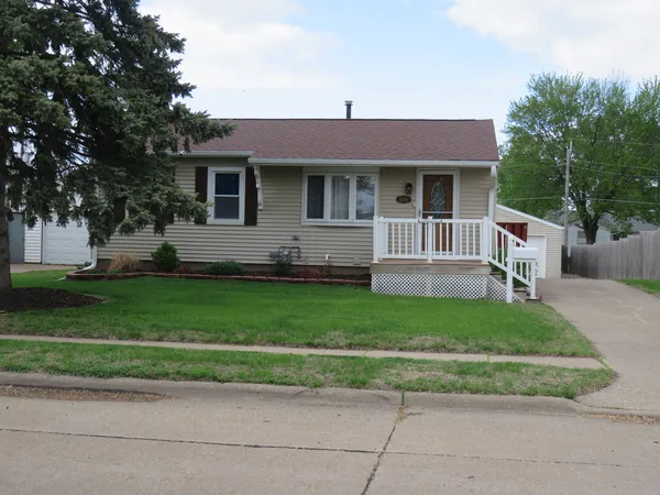 $229,000 | 606 14th Place, Camanche, IA 52730