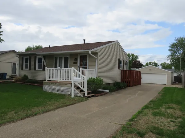$229,000 | 606 14th Place, Camanche, IA 52730
