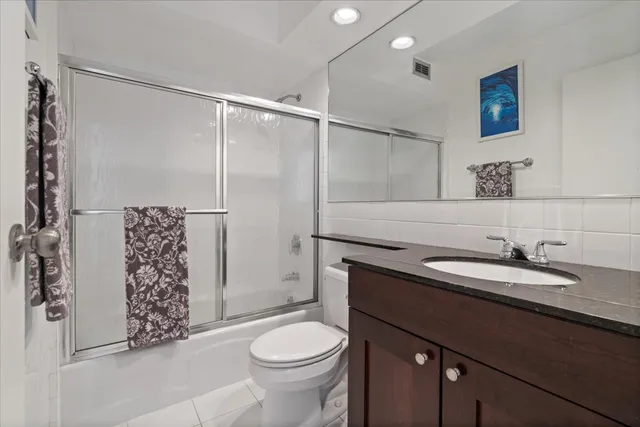 $224,500 | 3033 North Sheridan Road, Unit 1608, Chicago, IL 60657