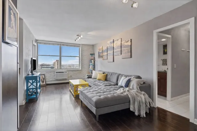 $224,500 | 3033 North Sheridan Road, Unit 1608, Chicago, IL 60657