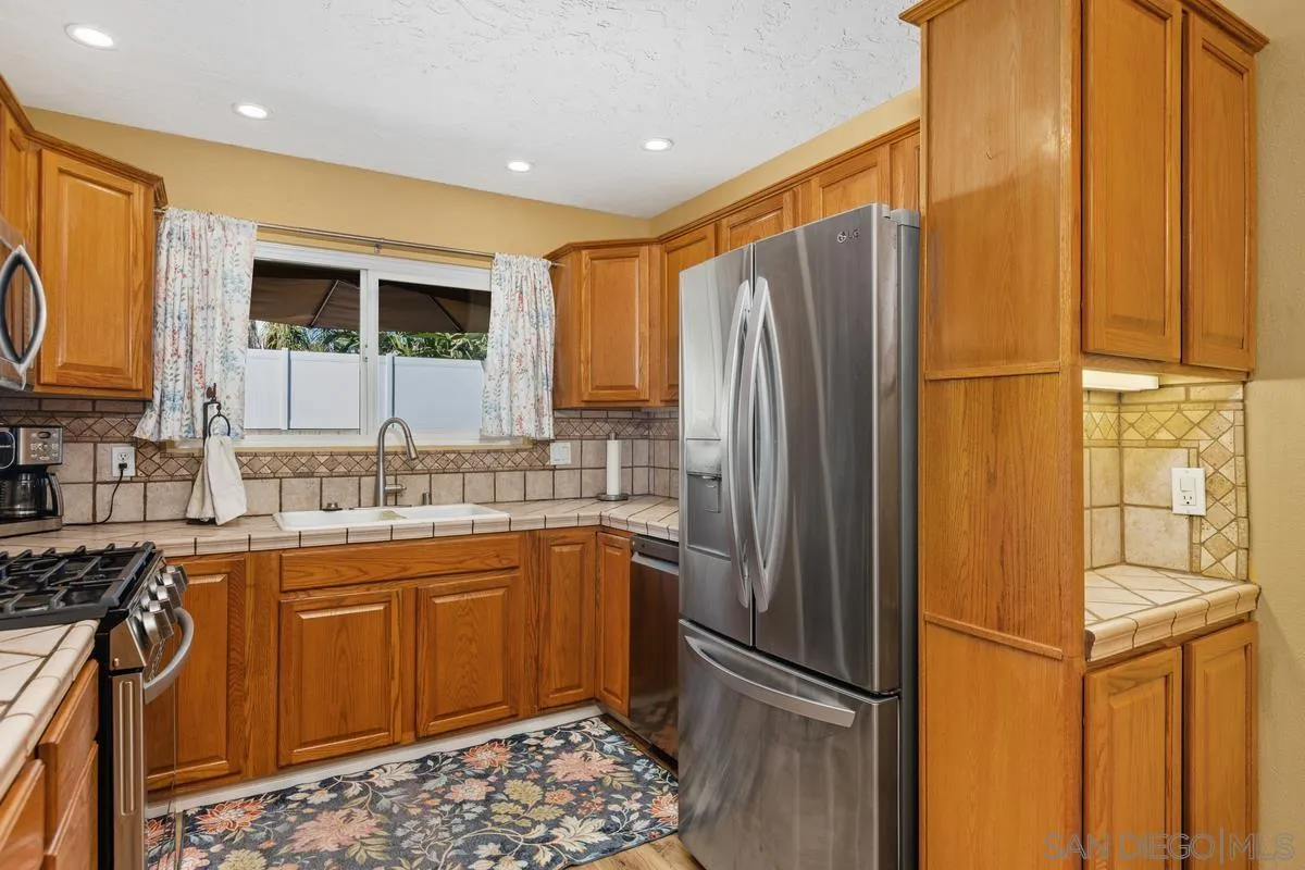 10209 Princess Sarit Way Santee, CA 92071 - Photo 9 of 28