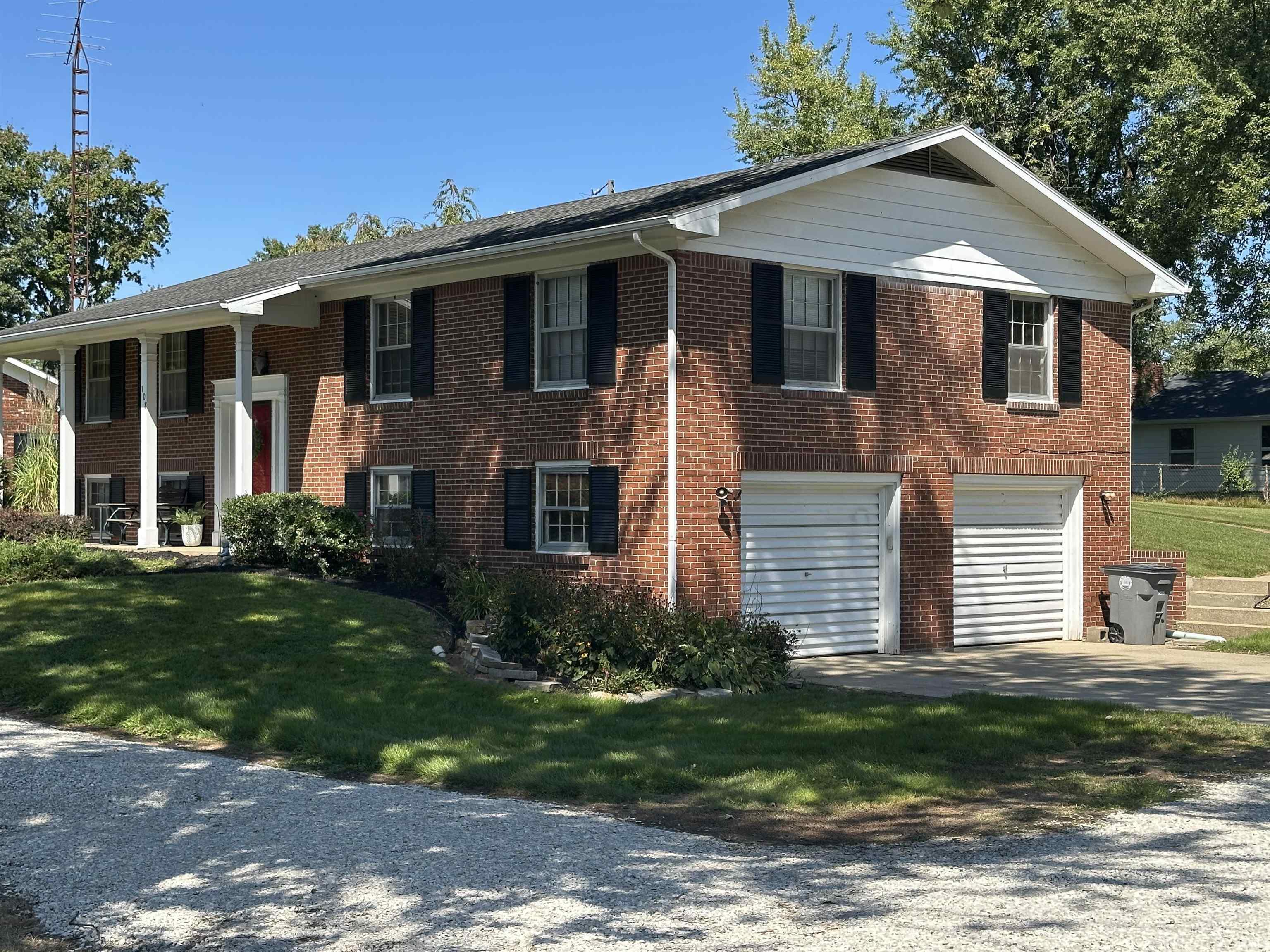 108 Harrison Drive Vincennes, IN 47591 - Photo 2 of 23