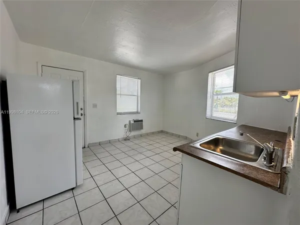 $1,100 | 701 Northwest 7th Avenue, Unit 1, Hallandale Beach, FL 33009