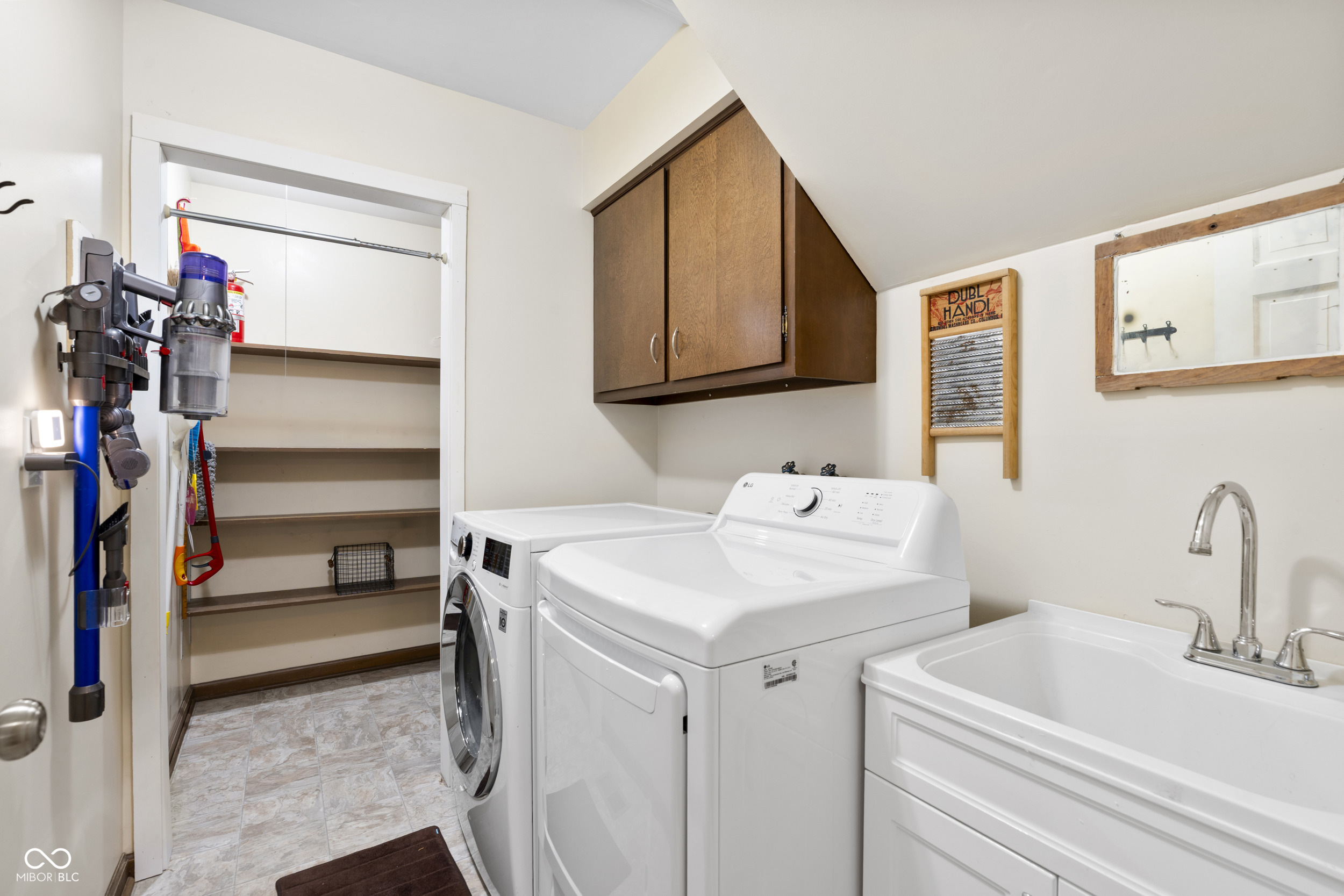 8849 Shagbark Road Indianapolis, IN 46260 - Photo 25 of 41 Gallery Image 25