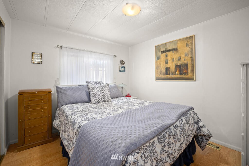 201 Union Avenue Southeast, Unit 224 Renton, WA 98059 - Photo 19 of 23 a bedroom with a bed and a couch