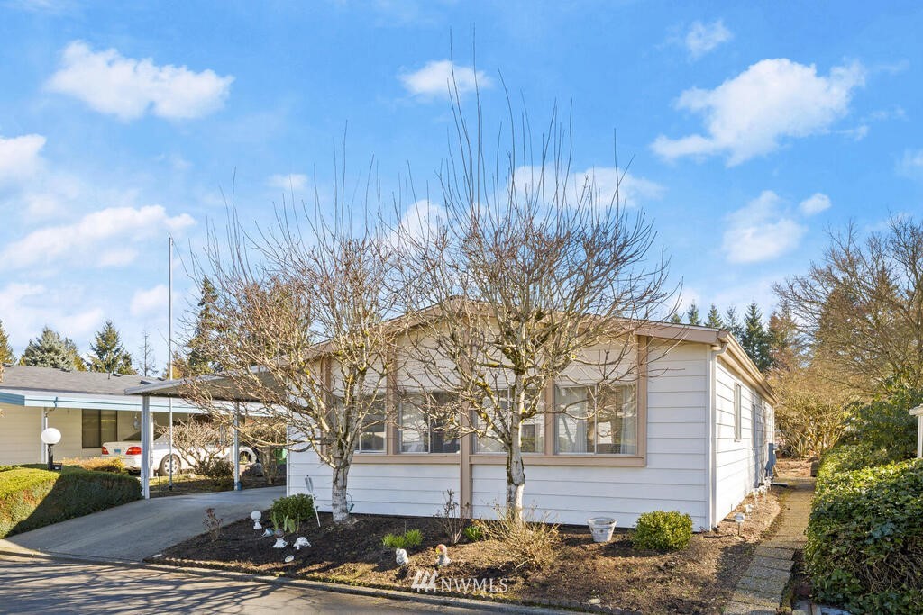 201 Union Avenue Southeast, Unit 224 Renton, WA 98059 - Photo 3 of 23 a front view of a house with garden