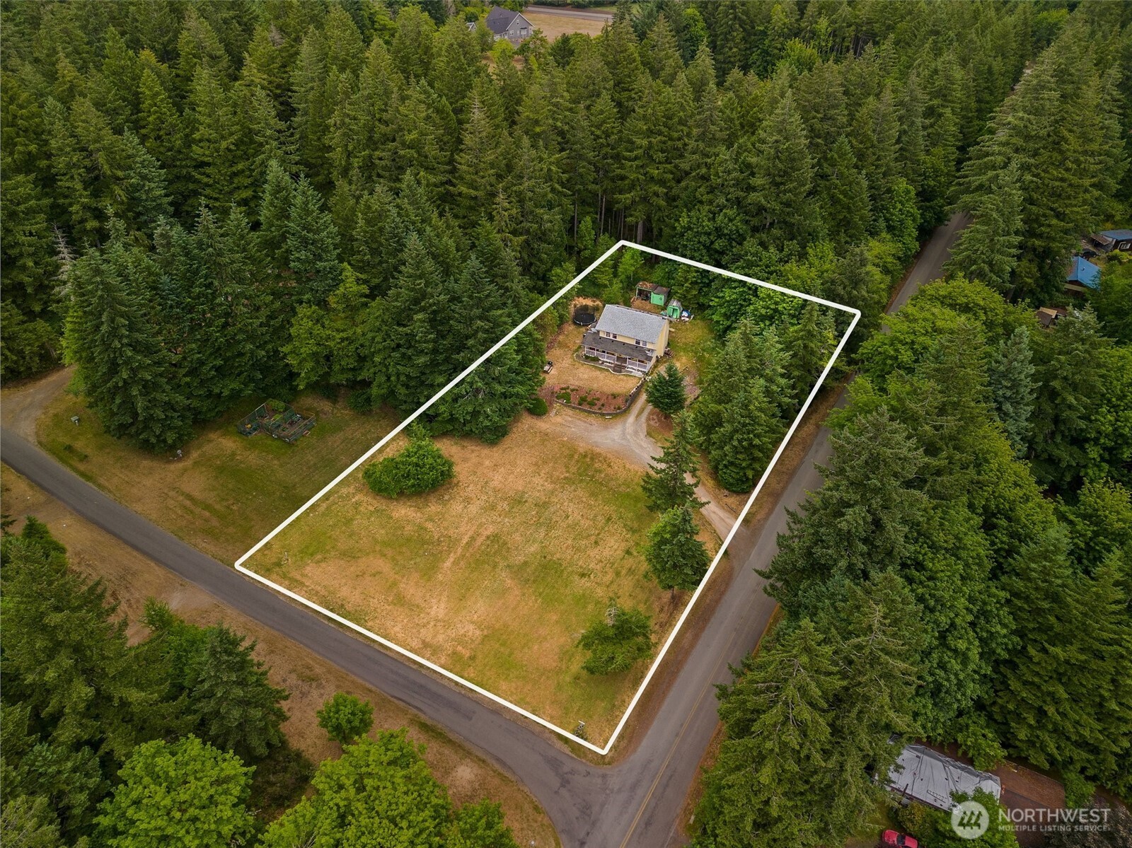 1471 Southeast Binns Swiger Loop Road Shelton, WA 98584 - Photo 2 of 13 a view of a tennis court