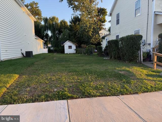 a view of a house with backyard and garden
