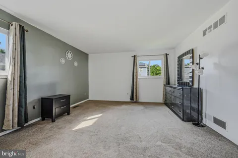$390,000 | 34 Robert Oakes Drive, Newark, DE 19713